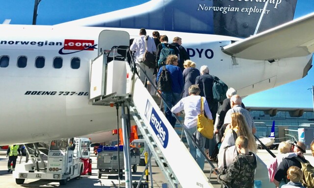 Slik lyver nordmenn til seg rabatt på flyet. - Kan nektes adgang